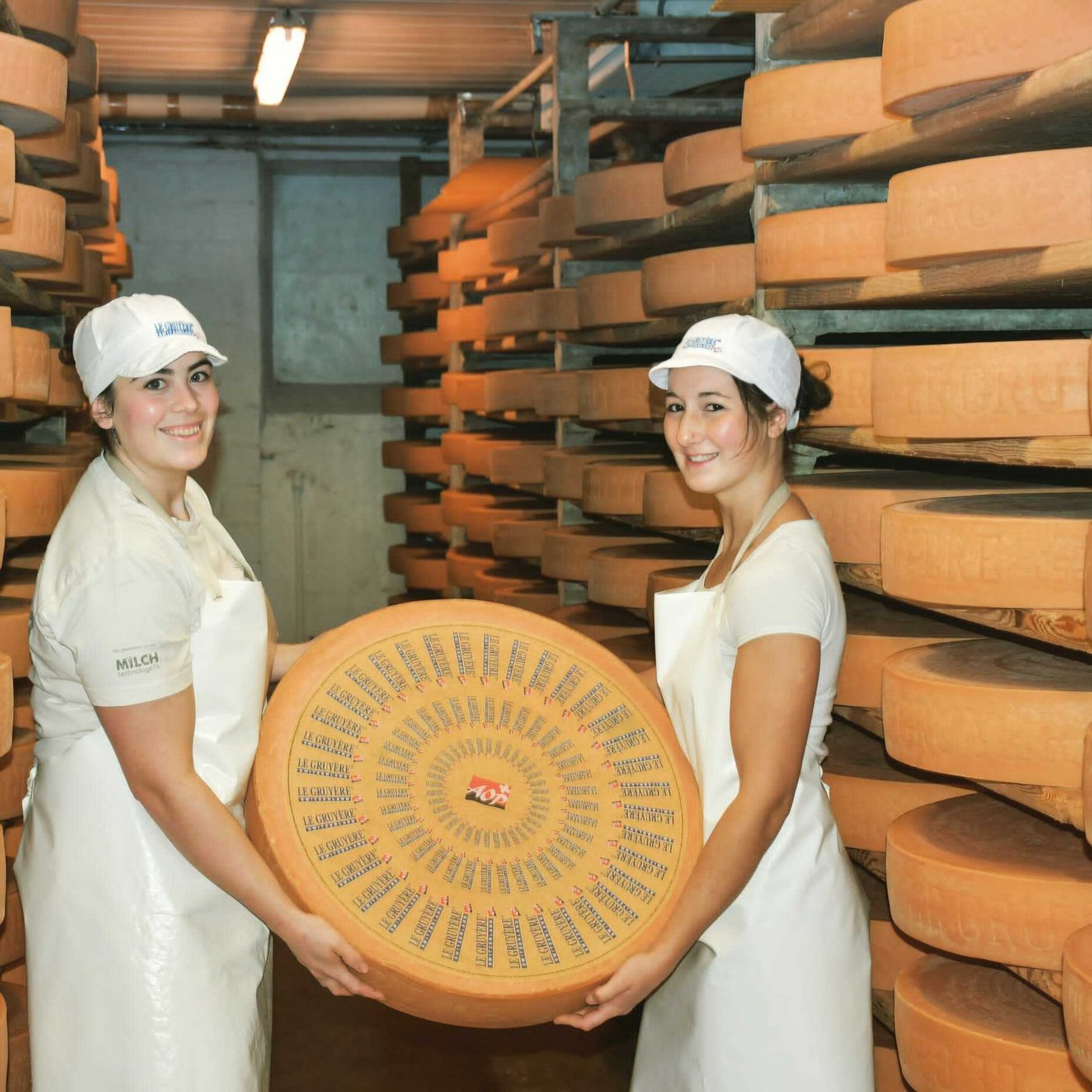 Daniela Weber und ihre Vollzeitangestellte, Anna-Andrea Willi, im Käsekeller. 