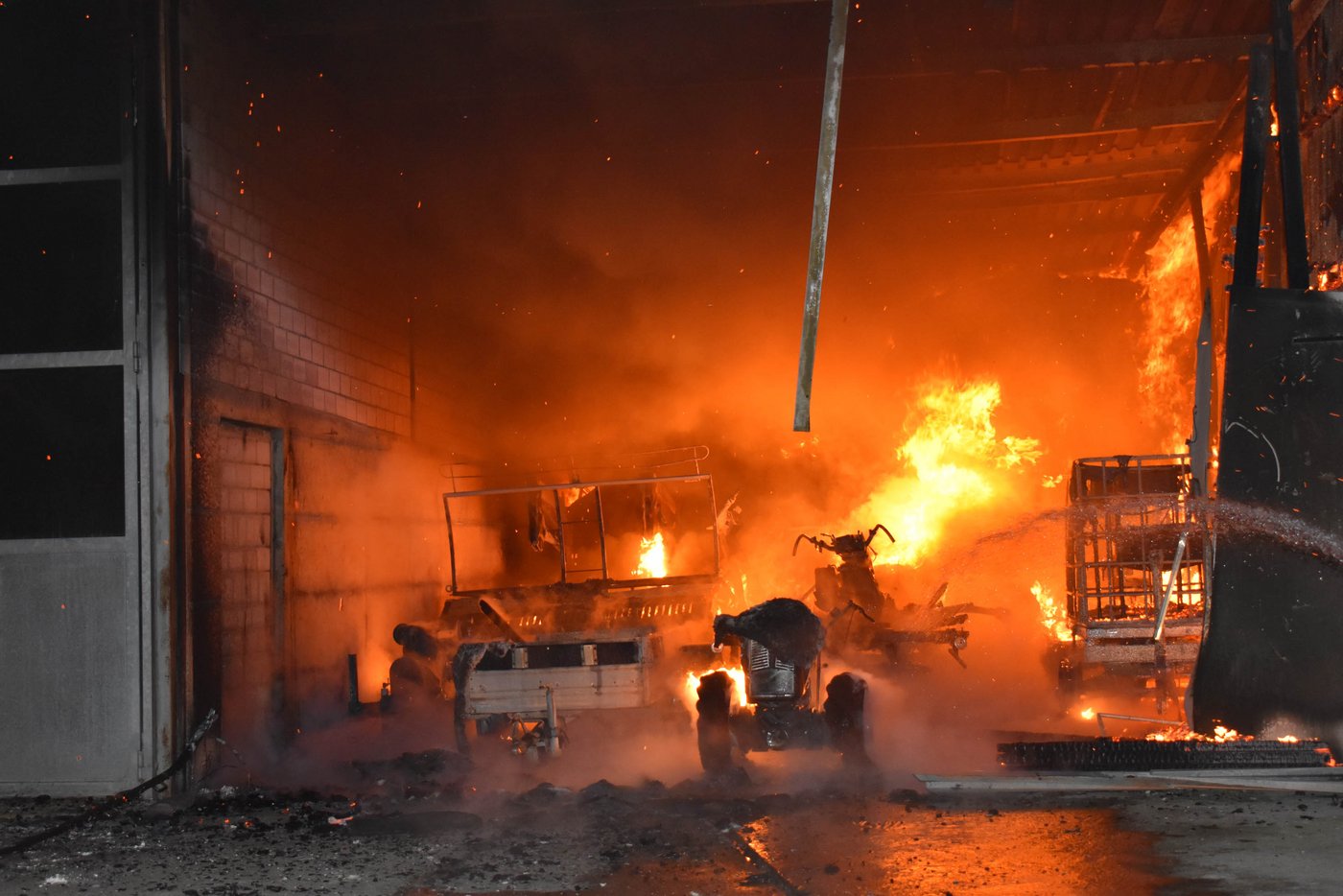 In der Halle wurden unter anderem Maschinen und Heuballen aufbewahrt. (Bild Kapo LU)