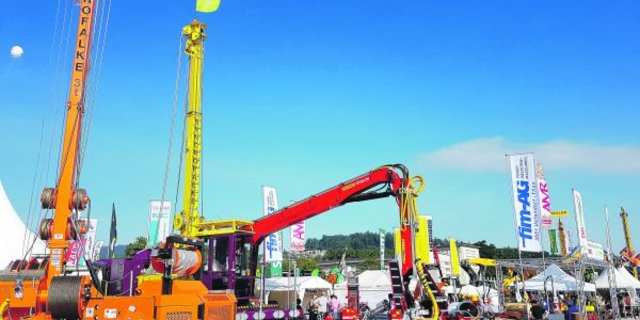 Die zahlreichen Aussteller bieten für alle Herausforderungen in der Waldbewirtschaftung die passenden Maschinen und Geräte an.  (Bild Beat Schmid)