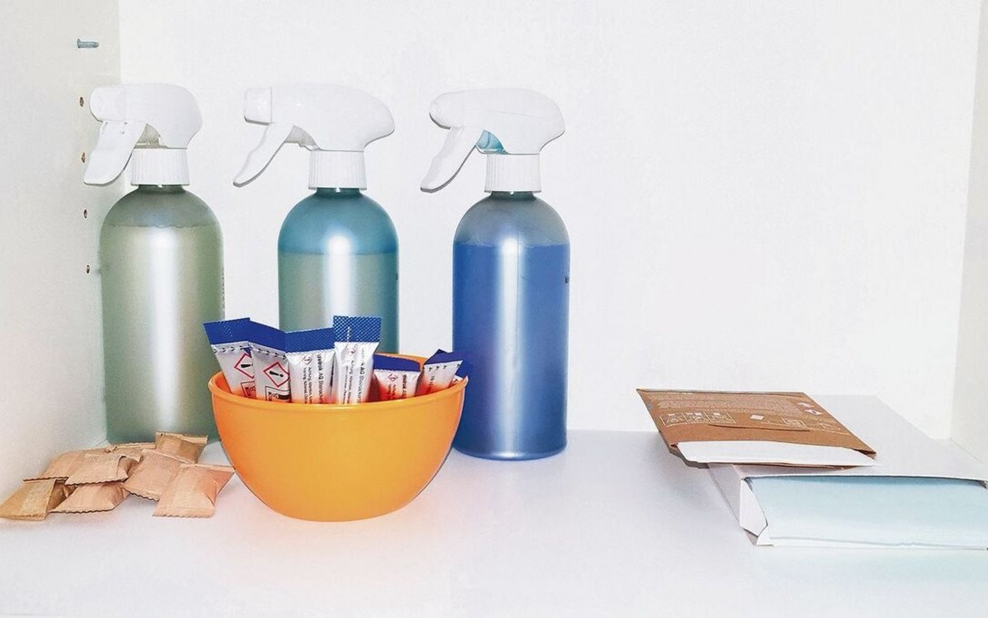 Beschränkt man sich auf wenige Universalreinigungsmittel, hat man plötzlich wieder viel Platz im Putzschrank.