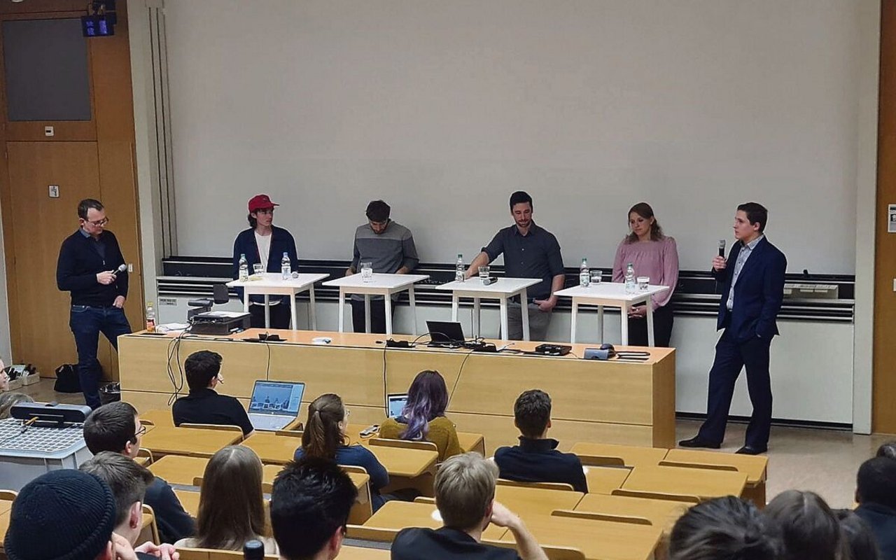 Moderator Adrian Krebs mit seinen Podiumsgästen Manu Neuhaus, Maurus Pfalzgraf, Hanspeter Renggli, Lea Birrer und Thomas von Euw (v. l.). Diese waren sich bei vielen Themen uneinig. 