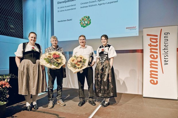 Flankiert von schöne Flankiert von schönen Trachten-Frauen wurden Christian Dubach (l.) und Andreas Wüthrich letzten Samstag für ihren 30-jährigen Einsatz geehrt.