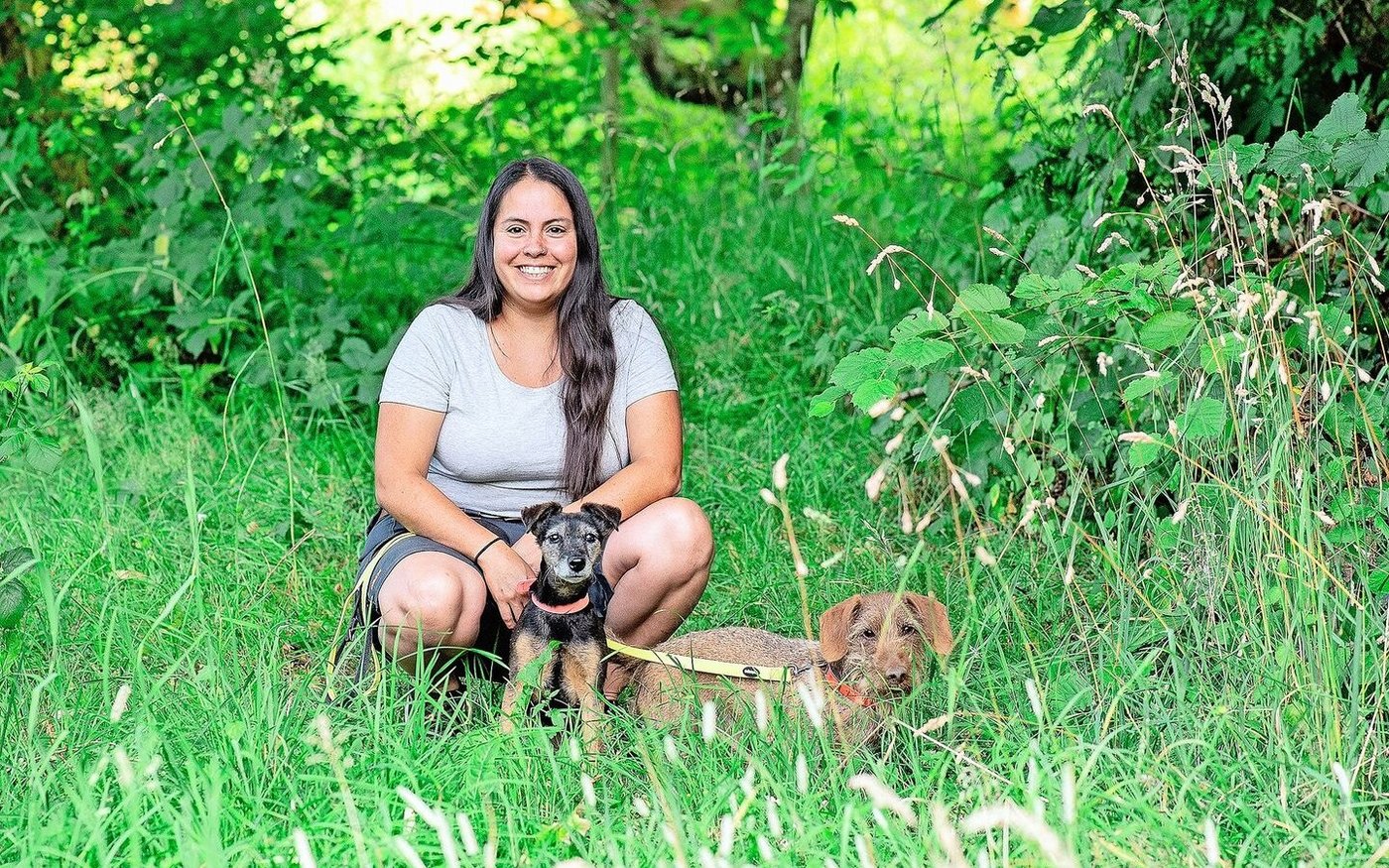 Sabrina Bloch mit ihren beiden Hunden: Enya (schwarz), ein Westfalenterrier, den sie auch jagdlich führt, und Orsino, ein Rauhaardackel.