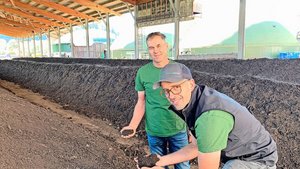 Geschäftsführer Klau Geschäftsführer Klaus Seiler (l.) und Betriebsleiter Tobias von Rotz begutachten die Qualität des Kompostes in den grossen Hallen der Naturaenergie AG in Kägiswil. Im Hintergrund die Lagerbehälter mit dem Biogas.