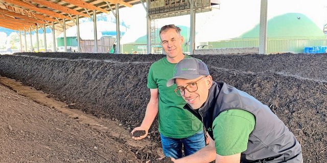 Geschäftsführer Klaus Seiler (l.) und Betriebsleiter Tobias von Rotz begutachten die Qualität des Kompostes in den grossen Hallen der Naturaenergie AG in Kägiswil. Im Hintergrund die Lagerbehälter mit dem Biogas.  