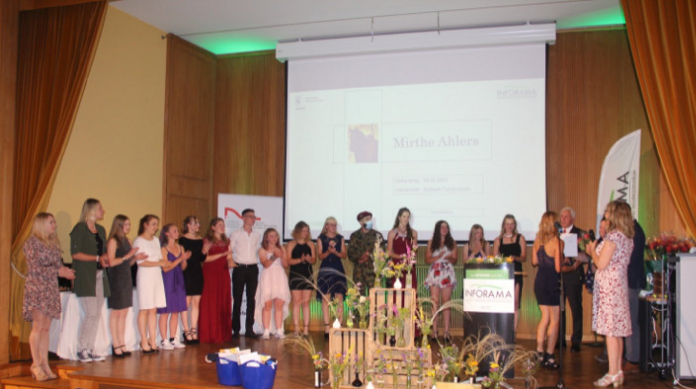 ... die frisch diplomierten Pferdefachleute Fachrichtung Pferdepflege, ...