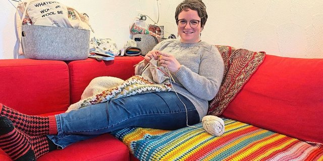Judith Dörig hat sich im Familien-Wohnzimmer eine Strick-Ecke auf dem Sofa eingerichtet. Die Bäuerin arbeitet oft an mehreren Lismeten gleichzeitig.
