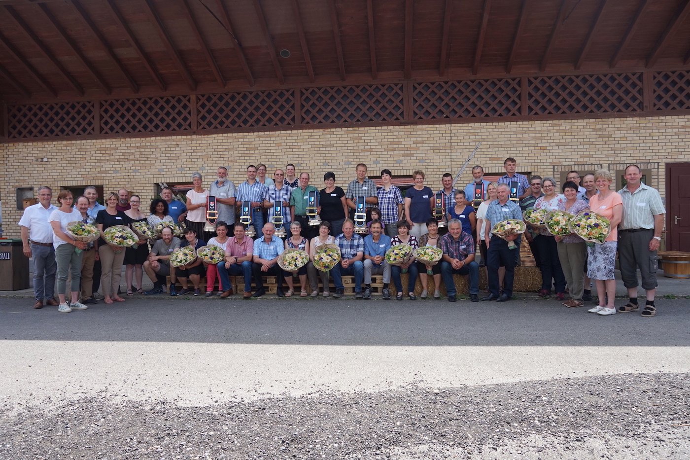 Gruppenbild mit den geehrten Milchproduzenten auf dem Burgrain. (Bild ZMP)