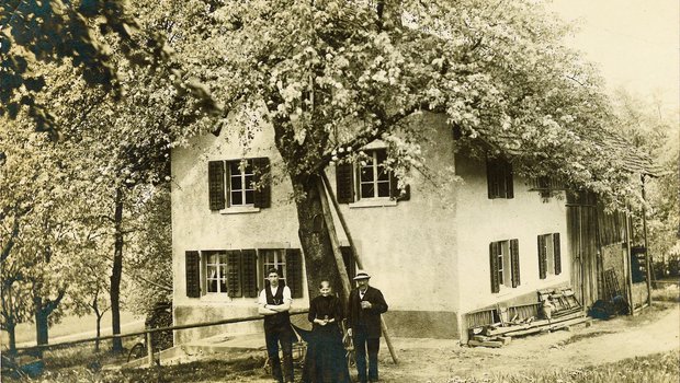 Toni Merkis Grosseltern Johann und Anna-Maria sowie sein Vater Martin etwa 1920 vor ihrem Haus in Oberrohrdorf AG. (Bilder zVg)