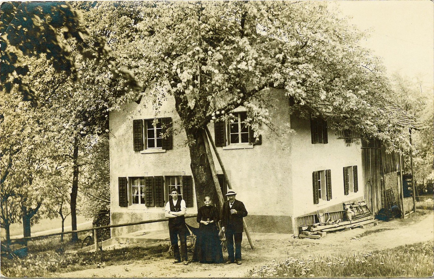 Toni Merkis Grosseltern Johann und Anna-Maria sowie sein Vater Martin etwa 1920 vor ihrem Haus in Oberrohrdorf AG. (Bilder zVg)