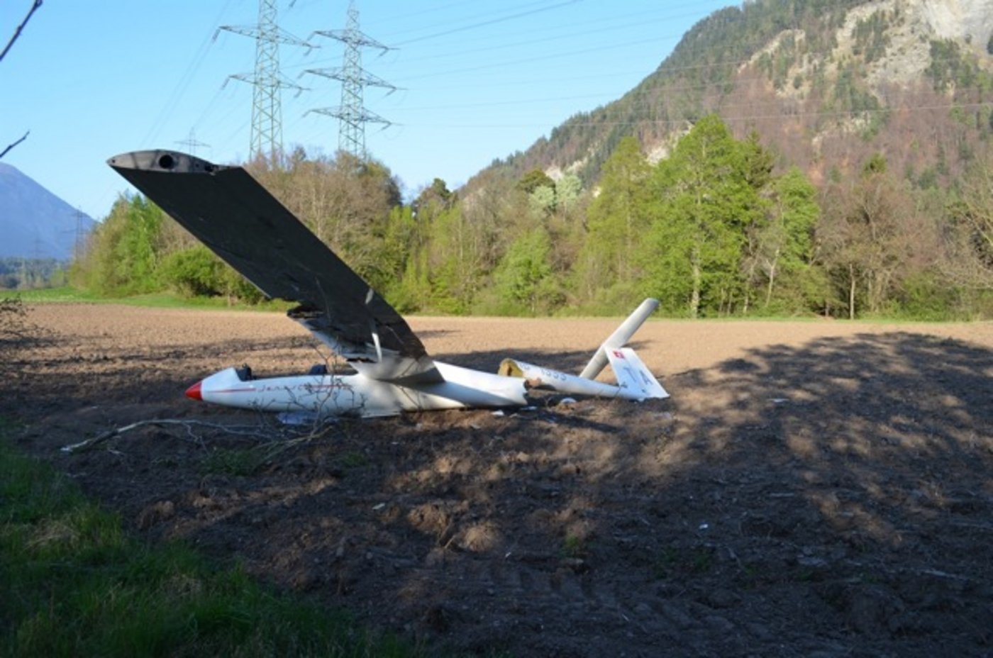 Das Segelflugzeug erlitt beim Unfall Totalschaden. (Bilder Kapo GR)