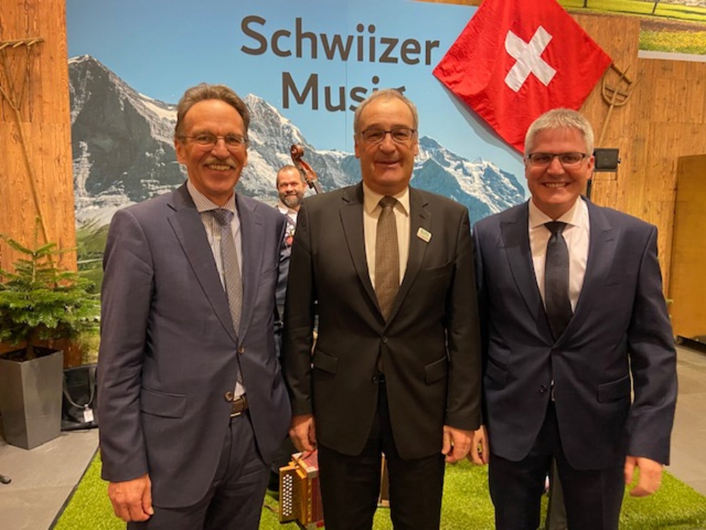 Guy Parmelin mit dem ehemaligen BLW-Direktor Manfred Bötsch und dem frisch angetretenen Nach-Nachfolger Christian Hofer. (Bild akr)