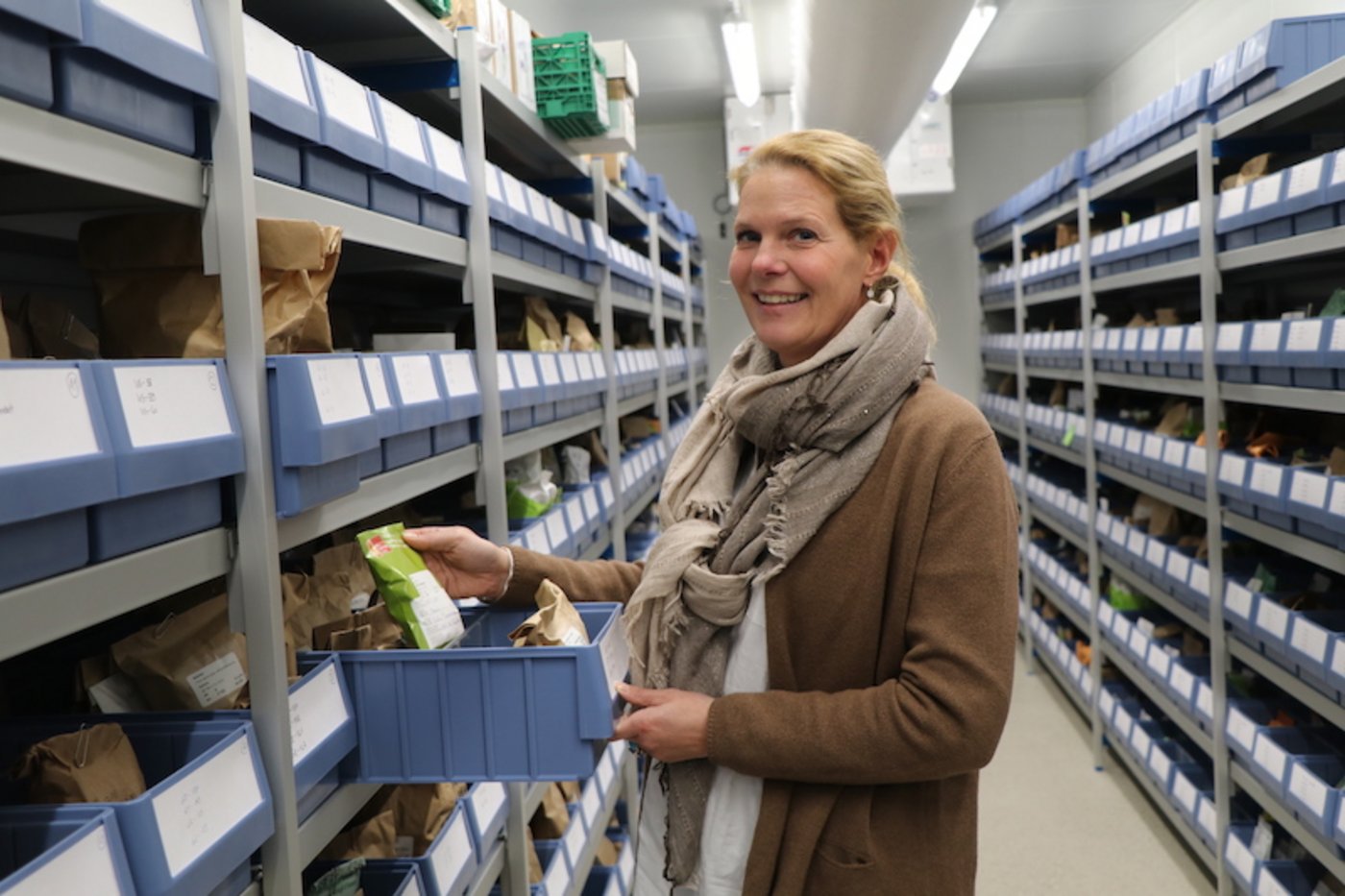 Mira Langenegger in ihrem Element: der Samenbibliothek von Pro Specie Rara in Basel. (Bilder as)