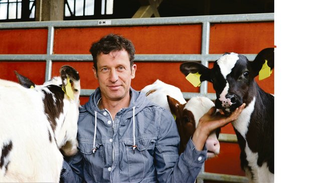 Trotz grosser Herde: Für Heinz Meier ist sorgfältige Betreuung der Tiere selbstverständlich, angefangen bei den Kälbern.(Bild rae)