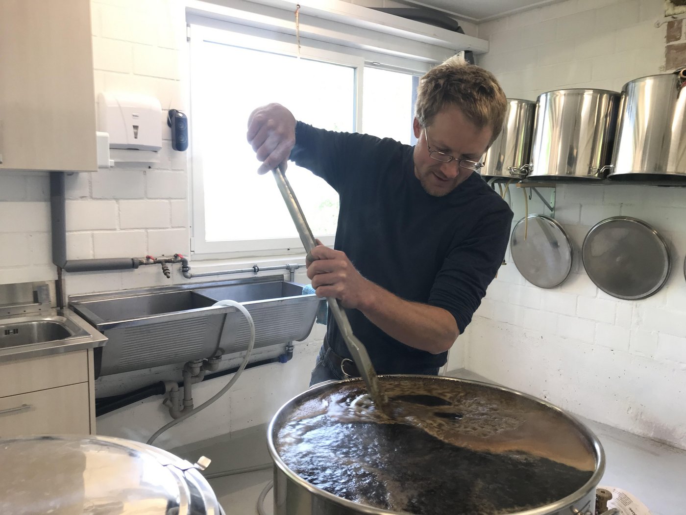 Im selbst eingerichteten Brauraum macht Jost-Xaver Bussmann das «Menzberg-Bier». Die Anlagen hat er grösstenteils selber gebaut. (Bild Franziska Jurt)