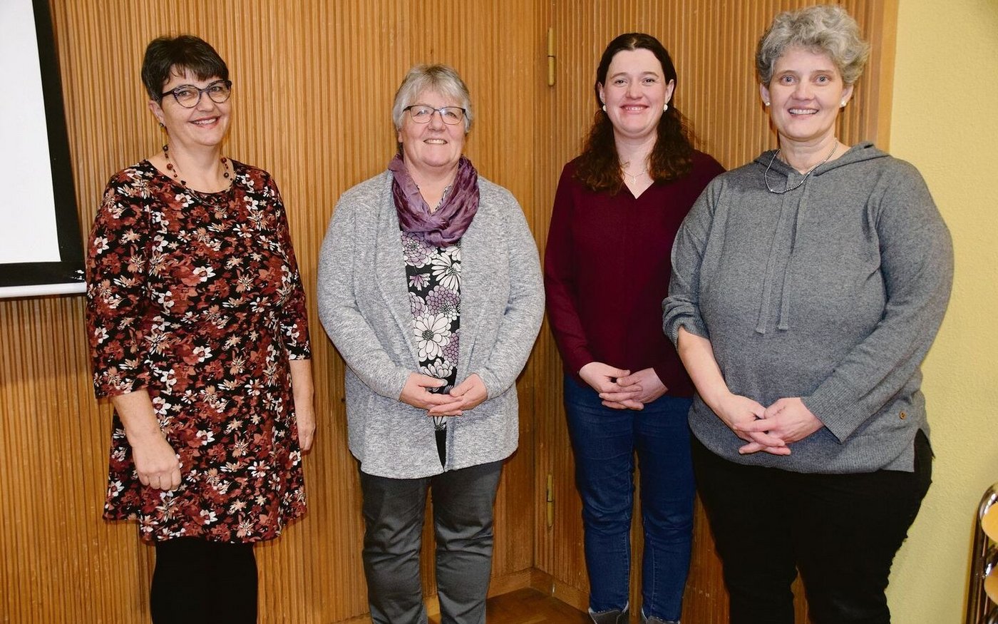 Die Präsidentin vom Verband Bernischer Landfrauenvereine, Barbara Kunz (rechts), dankte den Referentinnen Verena Burren, Ruth Grütter und Sabine Hauert (v. l. n. r.) für ihre Einblicke in ihre Vorsorgeversicherungen.  