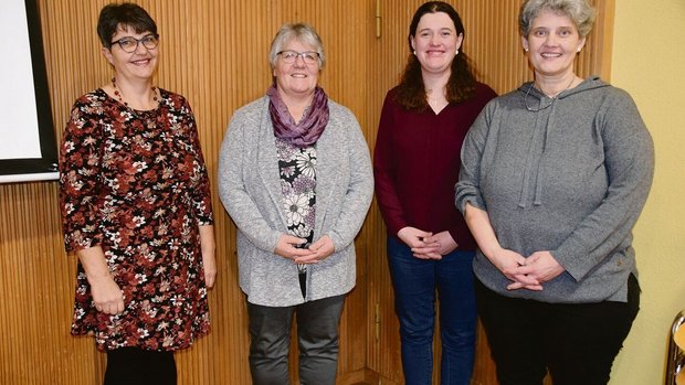 Die Präsidentin vom Die Präsidentin vom Verband Bernischer Landfrauenvereine, Barbara Kunz (rechts), dankte den Referentinnen Verena Burren, Ruth Grütter und Sabine Hauert (v. l. n. r.) für ihre Einblicke in ihre Vorsorgeversicherungen.