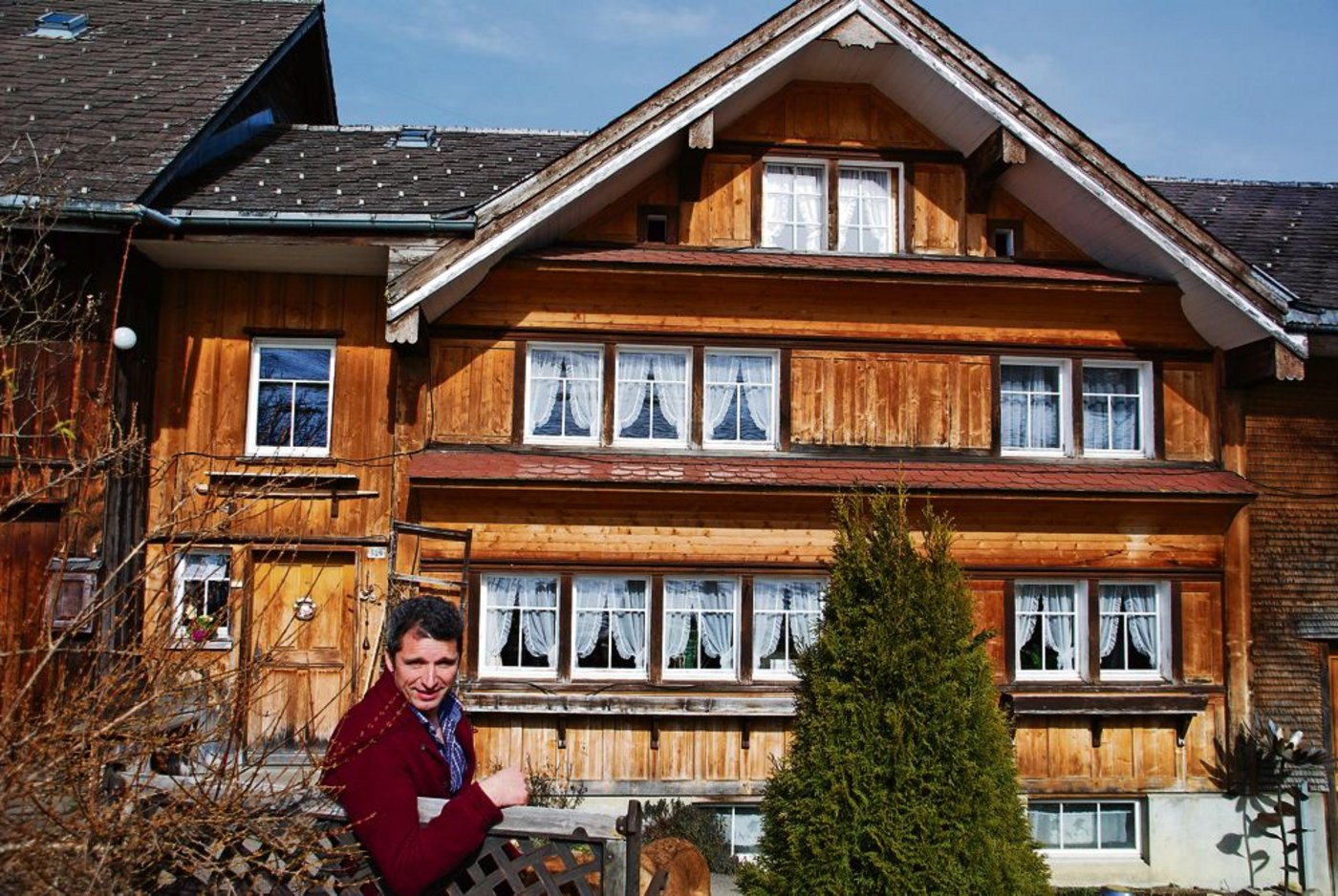 Ruedi Roth vor seinem Haus in Hemberg SG. 35 Jahre lang führte er den Landwirtschaftsbetrieb. (Bild: rb)