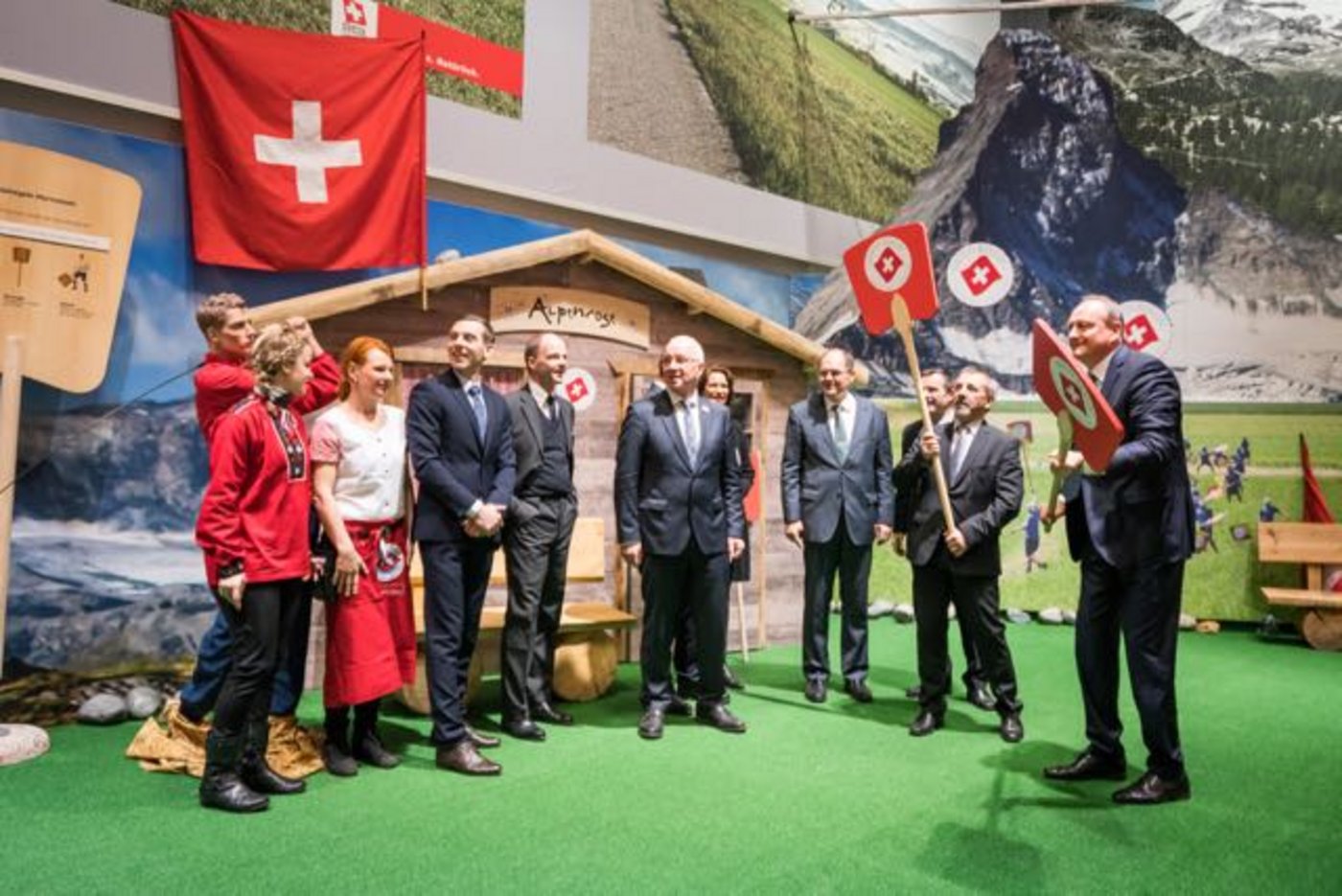 Von rechts: Joachim Rukwied, Präsident Deutscher Bauernverband, Hanspeter Kern, SMP-Präsident, Urs Schneider, Präsident AMS, Christian Schmidt, Deutscher Landwirtschaftsminister, Christine Schraner Burgener, Schweizer Botschafterin, BLW-Direktor Bernard Lehmann, Christian Göke, Geschäftsführer der Messe Berlin, Roger Gut, Präsident Arbeitsgruppe Messen. (Bilder AMS)