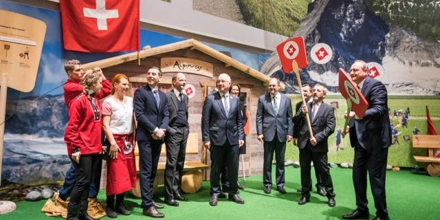 Von rechts: Joachim Rukwied, Präsident Deutscher Bauernverband, Hanspeter Kern, SMP-Präsident, Urs Schneider, Präsident AMS, Christian Schmidt, Deutscher Landwirtschaftsminister, Christine Schraner Burgener, Schweizer Botschafterin, BLW-Direktor Bernard Lehmann, Christian Göke, Geschäftsführer der Messe Berlin, Roger Gut, Präsident Arbeitsgruppe Messen. (Bilder AMS)