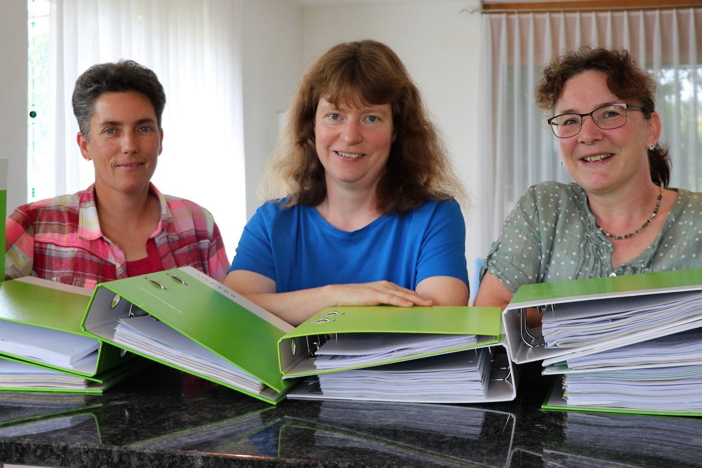 Die Bäuerinnen Isabella Killer, Nadja Vogt und Edith Suter (v. l. n. r.) haben für die Höhere Fachprüfung viele Ordner mit Schulstoff durchgearbeitet.