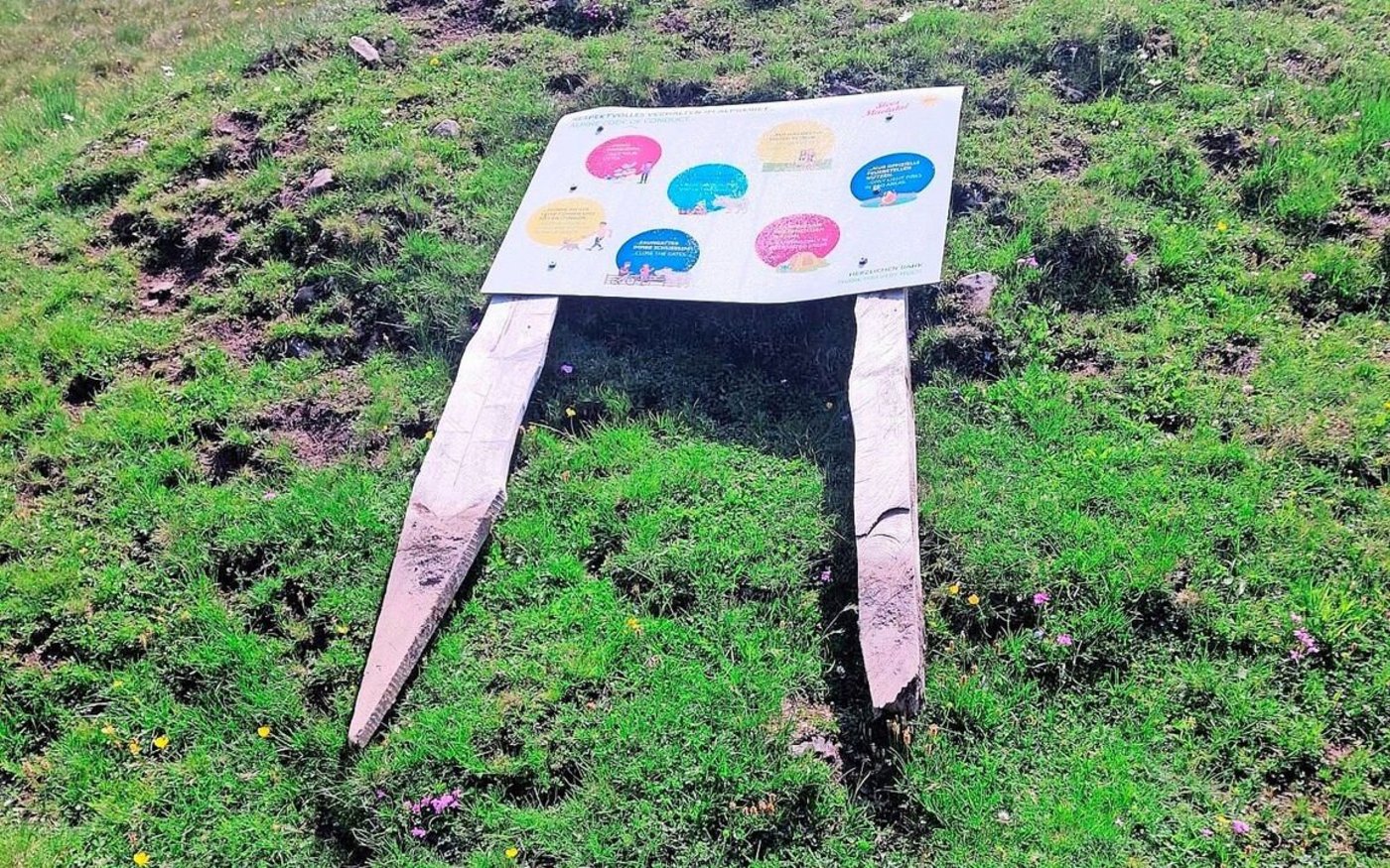 Die Informationstafel beim Bergsee wurde von Wildcampern einfach entfernt. 
