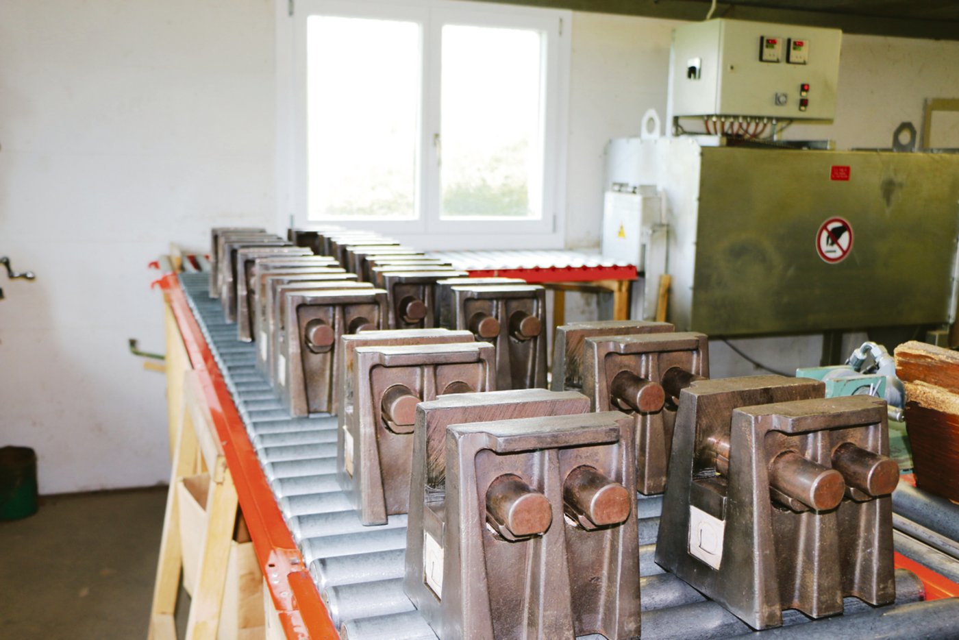 Gepresstes und hitzebehandeltes Holz vor der Weiterverarbeitung.