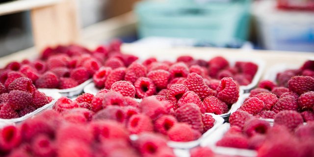 Schon seit dem Altertum werden Himbeeren gesundheitsfördernde Wirkungen nachgesagt. So verfügen sie unter anderem über wertvolle Mineralstoffe, Fruchtsäure, Fruchtzucker und einen hohen Vitamin-C-Gehalt. (Bild Pixabay)