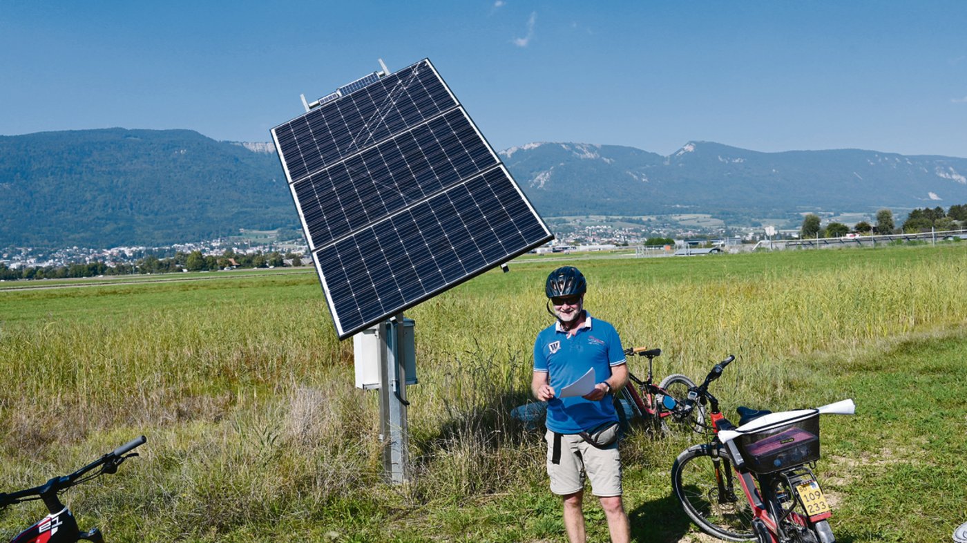 Der Projektleiter Jonas Lüthy vor dem Solarpaneel beim Tümpel Ostportal A5. Diese Paneelen sei nicht schön, aber funktional und sehr wichtig, damit die Tümpel zu jederzeit die richtige Wassermenge für das Überlebend er Amphibien haben.