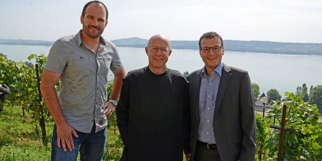 Der Klosterwinzer Beat Burkhardt mit Pfarrer Patrick Ledergerber und Kloster-Geschäftsführer Daniel Amstutz vor dem Klosterweingut (v.l.). (Bild pd)