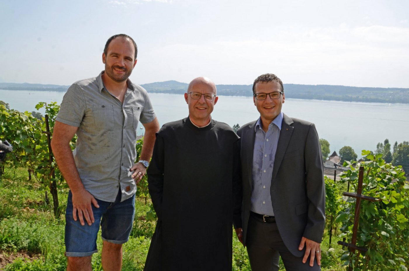 Der Klosterwinzer Beat Burkhardt mit Pfarrer Patrick Ledergerber und Kloster-Geschäftsführer Daniel Amstutz vor dem Klosterweingut (v.l.). (Bild pd)