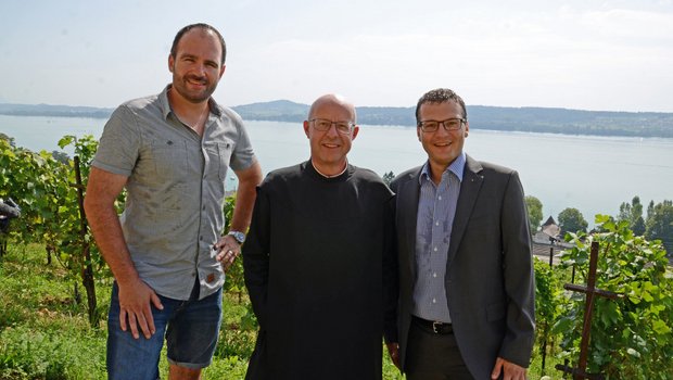Der Klosterwinzer Beat Burkhardt mit Pfarrer Patrick Ledergerber und Kloster-Geschäftsführer Daniel Amstutz vor dem Klosterweingut (v.l.). (Bild pd)