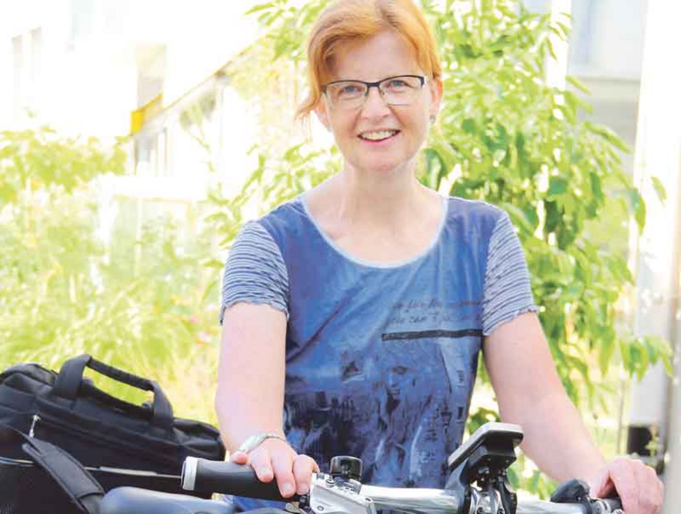 Die Frau auf dem Rad macht Lebensmittelkontrollen. So ist Ursula Gass in Basel unterwegs und überprüft. (Bild Benildis Bentolila)