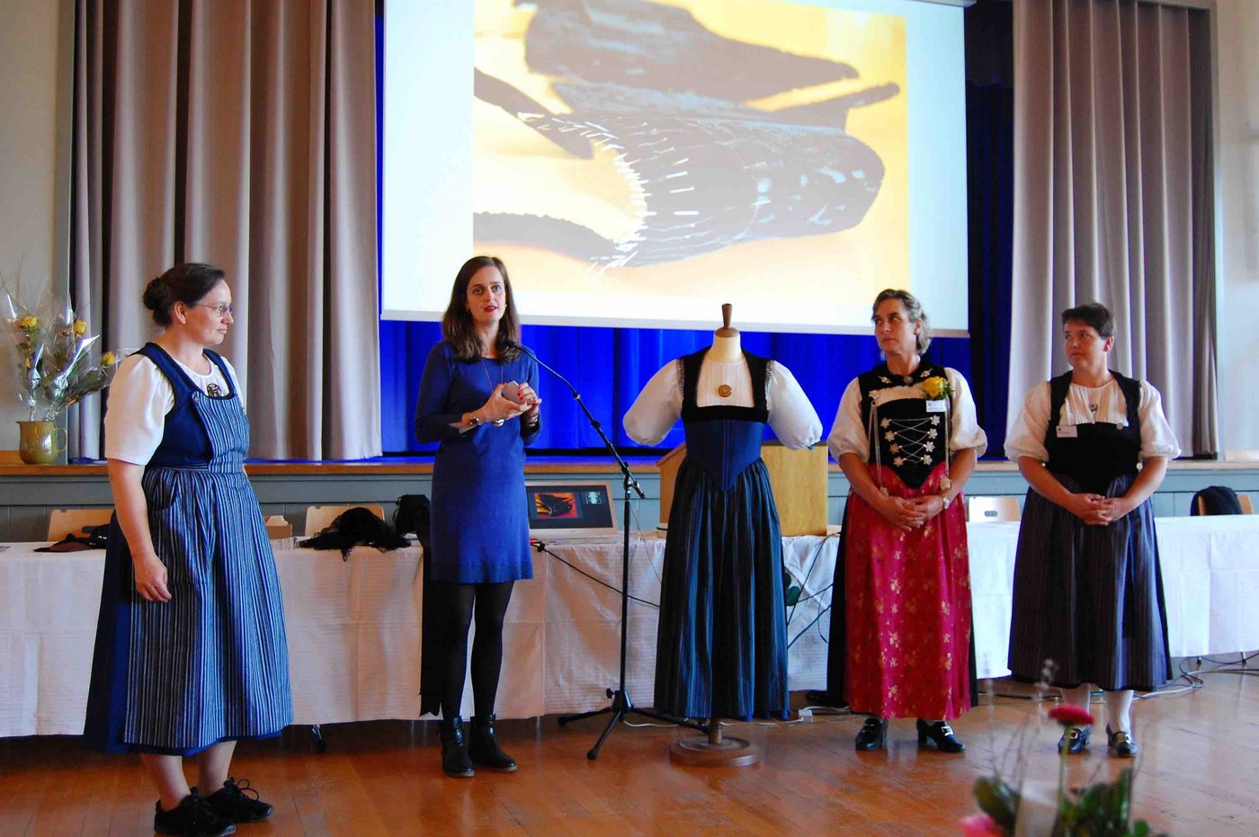 Rebecca Rothenbühler (zweite von links) präsentiert den Anwesenden die grosse Trachtenvielfalt des Kantons Bern. 