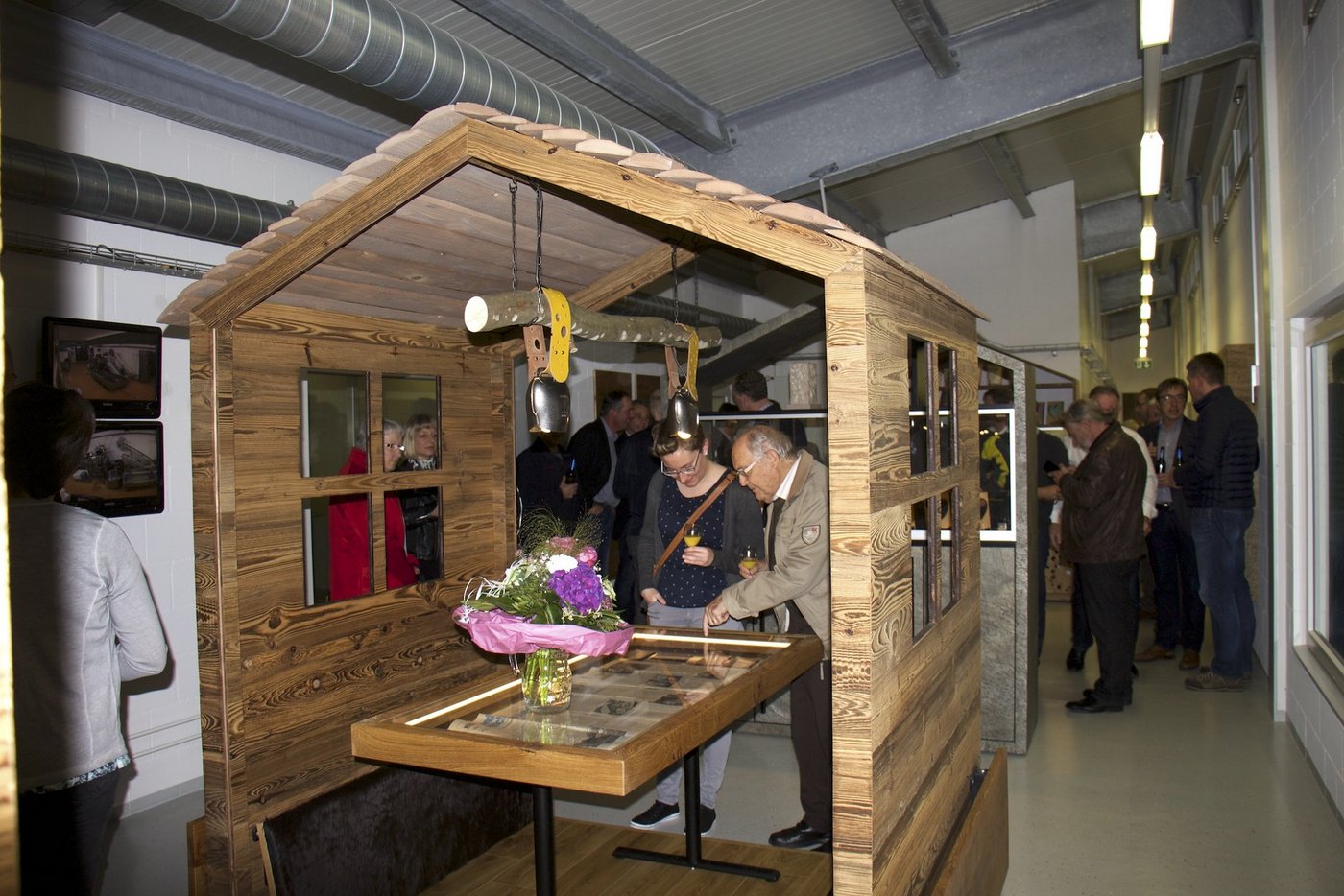 Fondue essen und ab und zu einen Blick in die Fabrikation werfen: Die neue Besuchergalerie stiess anlässlich der Eröffnung auf gute Resonanz. (Bild zVg)