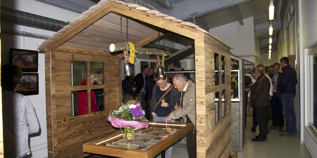 Fondue essen und ab und zu einen Blick in die Fabrikation werfen: Die neue Besuchergalerie stiess anlässlich der Eröffnung auf gute Resonanz. (Bild zVg)
