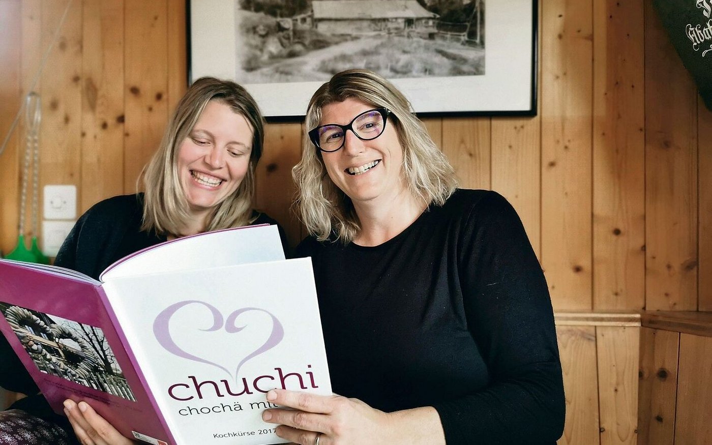 Mutter und Tochter schwelgen in Erinnerungen: Sandra Ledermann und ihre Tochter Andrea mit dem Fotoalbum, das von den Anfängen ihrer «Härz-Chuchi» erzählt.
