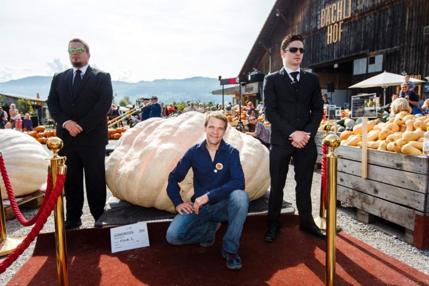 Beni Meier vor seinem Riesenkürbis