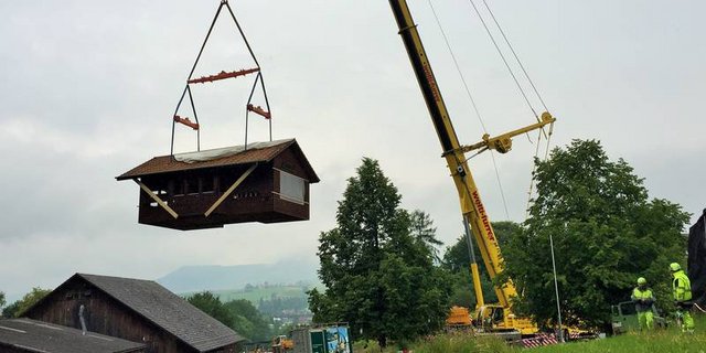 Der Kran mit Teleskop-Mast der Firma Welti-Furrer hob den kompletten Lehrbienenstand des FiBL aus einer Distanz von 45 Metern in die Höhe, drehte sich um 180 Grad. (Bilder FIBL, Franziska Hämmerli)