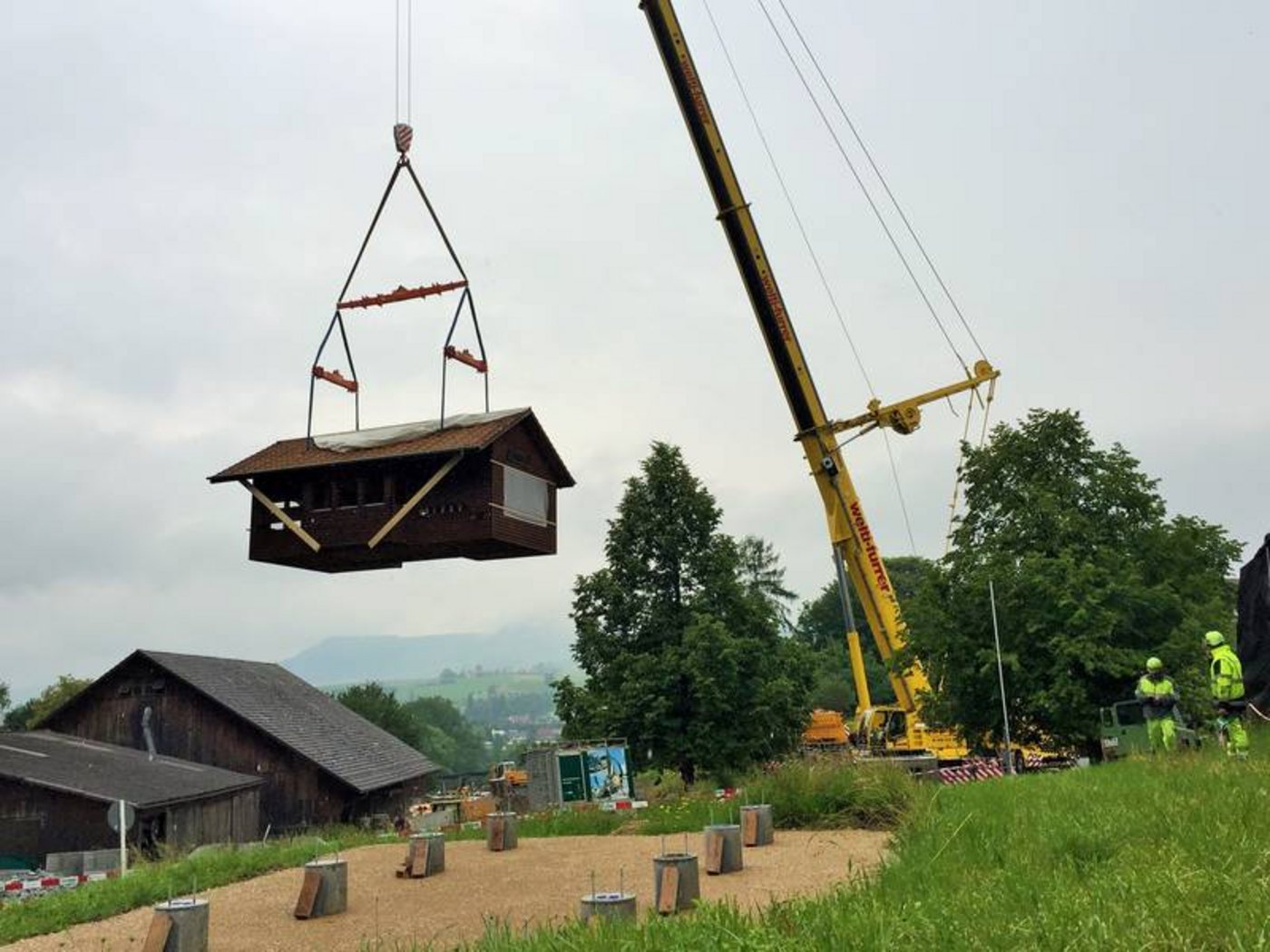 Der Kran mit Teleskop-Mast der Firma Welti-Furrer hob den kompletten Lehrbienenstand des FiBL aus einer Distanz von 45 Metern in die Höhe, drehte sich um 180 Grad. (Bilder FIBL, Franziska Hämmerli)