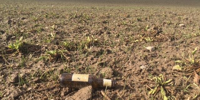 Bereits heute könnte der Bundesrat unter bestimmten Bedingungen ein obligatorisches Pfand auf Flaschen einführen. Ein solcher Aufpreis könnte dem verbreiteten Littering entgegenwirken. (Bild jsc)