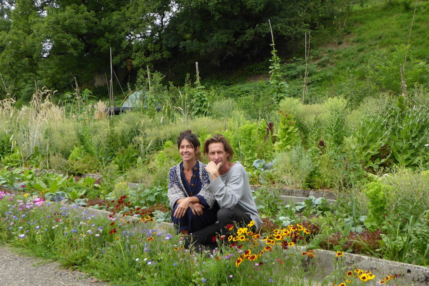 Trix Barmettler und Marcus Pan inmitten der Permakultur. (Bilder Regine Imholz)