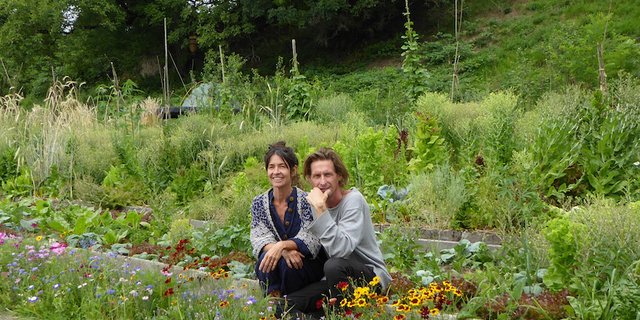 Trix Barmettler und Marcus Pan inmitten der Permakultur. (Bilder Regine Imholz)