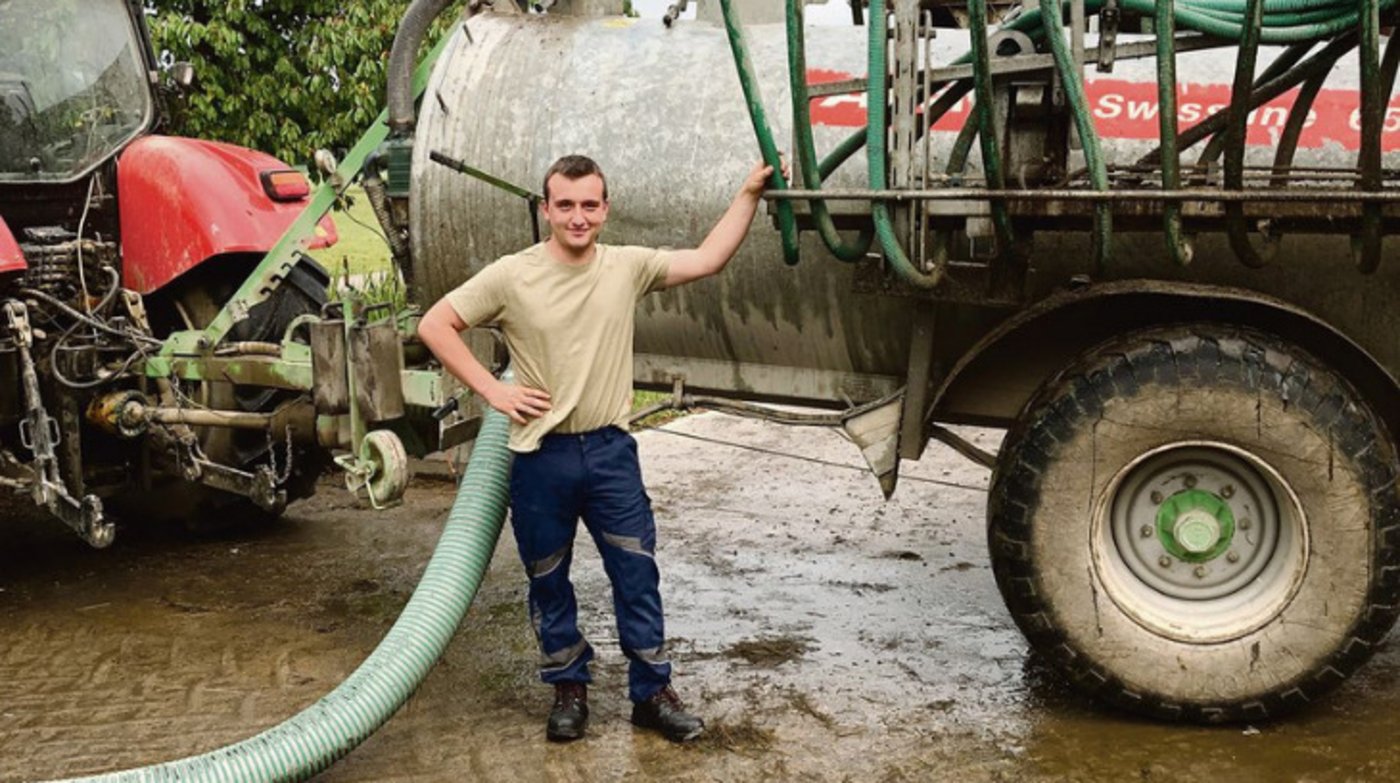 Andrin Steffen aus Erlen TG güllt die Flächen auf seinem Lehrbetrieb mit dem Schleppschlauch-Güllefass. (Bild zVg)