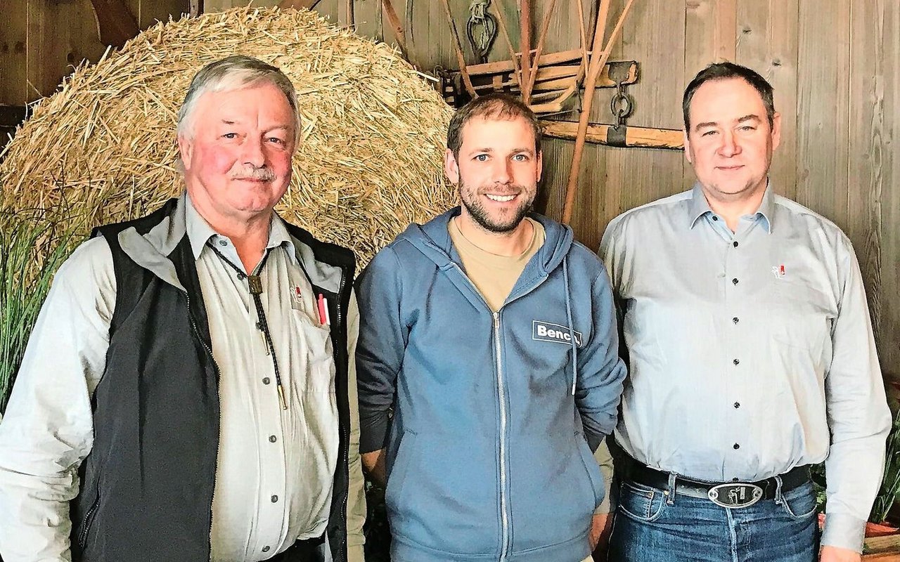 Pius Eggerschwiler mit seinem Nachfolger André Schmid aus Flühli und Mathias Gerber, Präsident von Mutterkuh Schweiz (v. l.). 