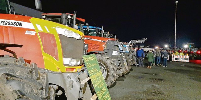 Im niedersächsischen Hesel haben Bauern der Bewegung «Land schafft Verbindung» das Aldi-Zentrallager blockiert und gegen die niedrigen Erzeugerpreise demonstriert. Die Blockade wurde nach drei Tagen aufgehoben.(Bild Ulrike Witting)