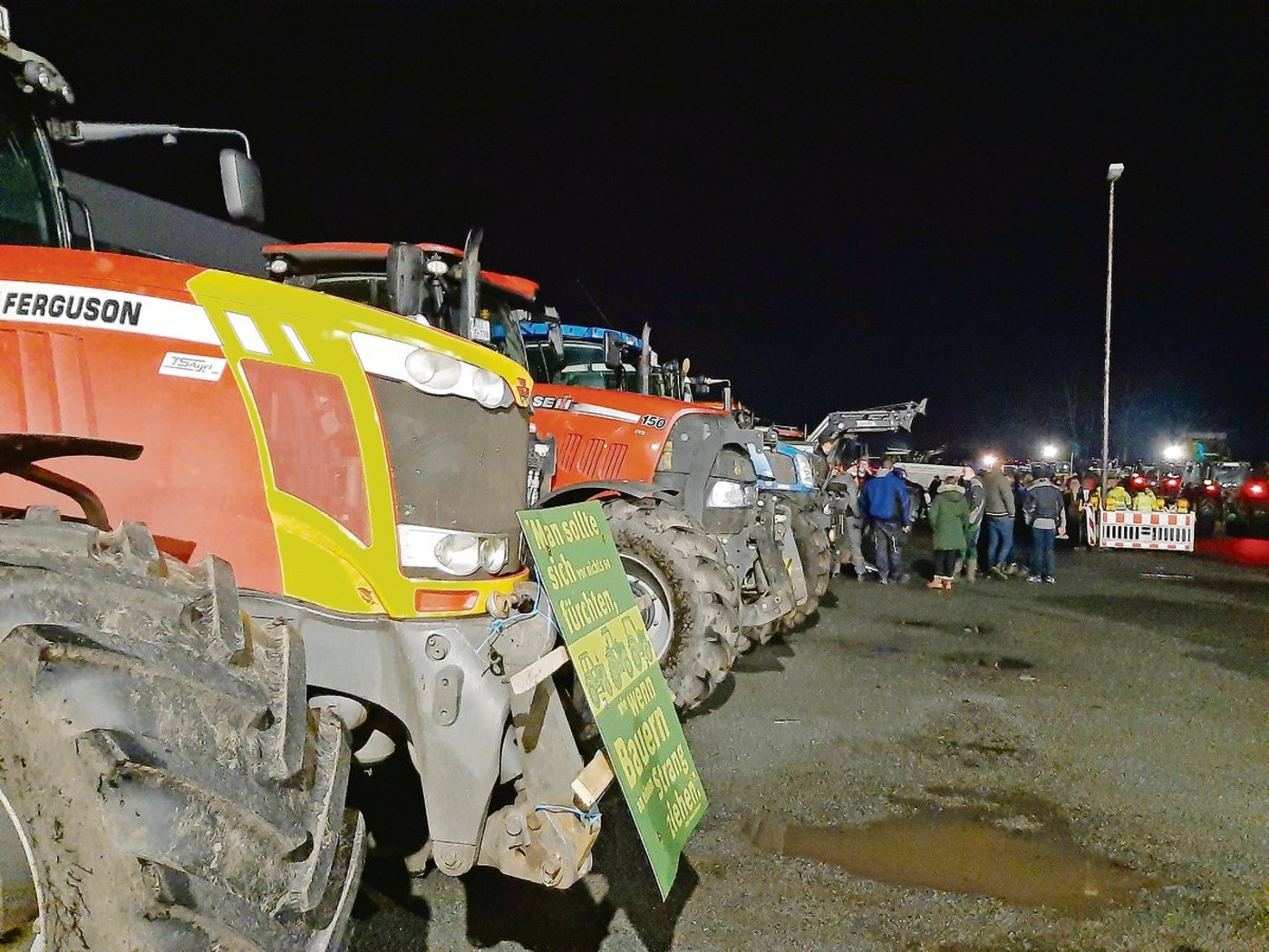 Im niedersächsischen Hesel haben Bauern der Bewegung «Land schafft Verbindung» das Aldi-Zentrallager blockiert und gegen die niedrigen Erzeugerpreise demonstriert. Die Blockade wurde nach drei Tagen aufgehoben.(Bild Ulrike Witting)