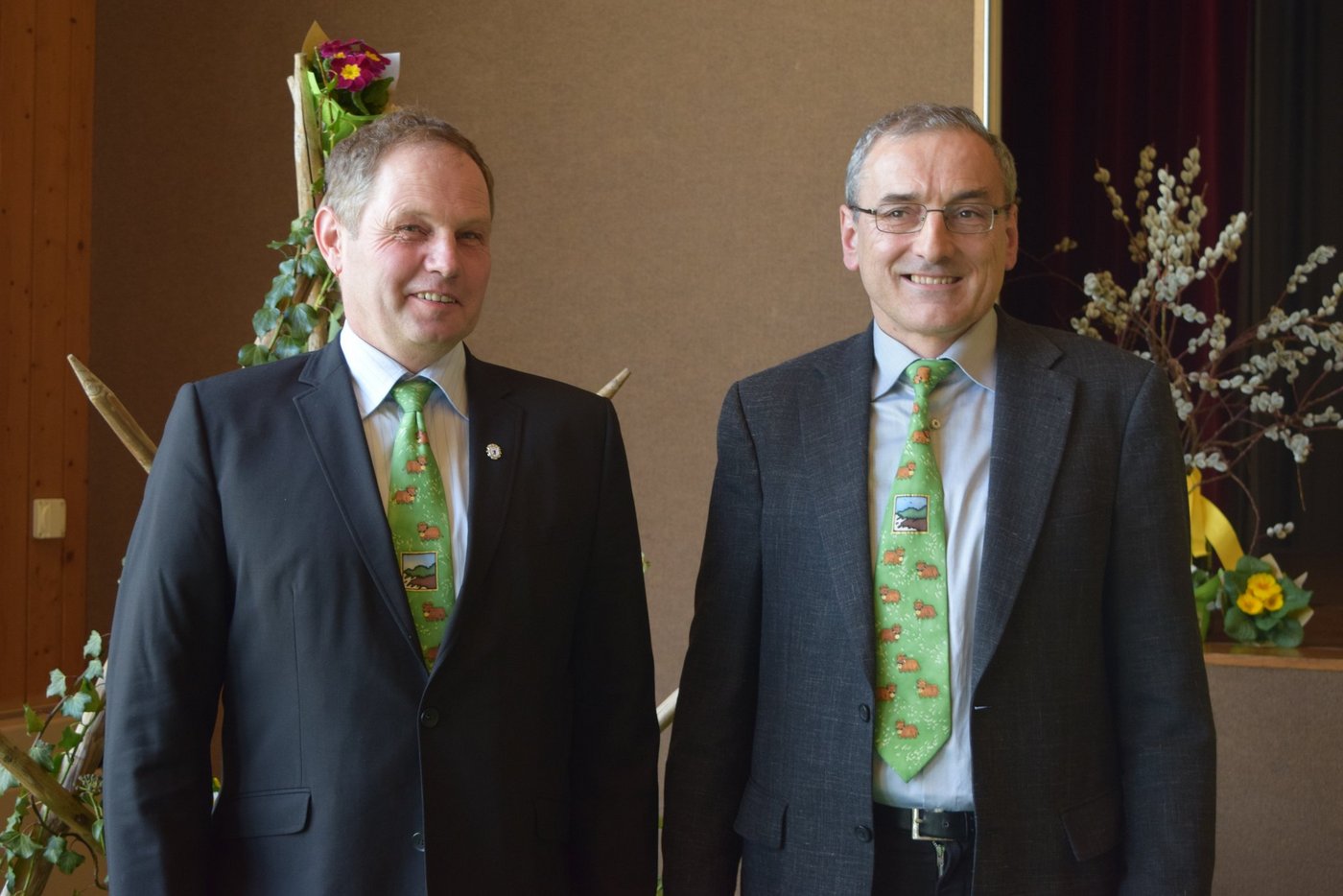 Sepp Neff (links) übergibt das Präsidium an Sepp Koch. (Bilder Stefanie Giger)