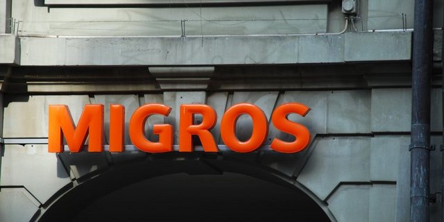 Im neuen Geschäftsjahr 2020 dürfte es keinen neuen Rekordumsatz der Migros mehr geben. Denn der Konzern hat mehrere Tochtergesellschaften zum Verkauf gestellt. (Symbobild BauZ)