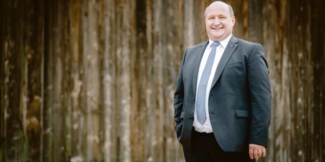 Er ist in der Politik fest verankert: Seit 2005 ist Peter Hodel Gemeindepräsident von Schönenwerd. Für die FDP kandidiert der Landwirt jetzt für den Regierungsrat. (Bild Hodel)